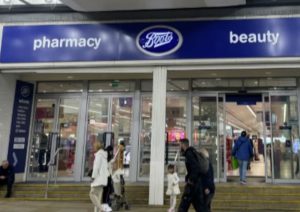 英國藥妝店店面Boots